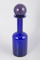 Otto Brauer for Holmegaard, flaske med kugleprop.Elegant flaske i mundblæst koboltblåt glas ...