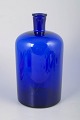 Skandinavisk kunstglasflaske i blåt glas.Håndblæst flaske i kraftigt koboltblåt glas med enkel ...