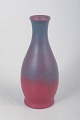 Van Briggle, vase.Elegant vase i keramik med karakteristisk mat glasur i rosa og blåviolette ...