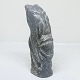 Grønlandsk skulptur af fedtstensudskæring.Signeret i bunden K.Mål: 6,5 x 4 cm. H. 16 cm.