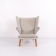 Bamsestolen model AP19 designet af Hans J. Wegner i 1951. Stolen er betrukket med lysegråt ...