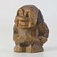 Lille håndskåret figur i træ med motiv af en ældre let smilende mand.Producent Thomas ...