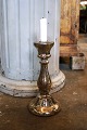 Antik , 1800 tals lysestage i fattigmandssølv med fin gammel patina.Højde: 27,5cm. Fod Dia.: 13cm.