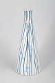 Mari Simmulson for Upsala Ekeby, Kraka vase.Dekorativ keramisk vase i modellen Kraka med ...