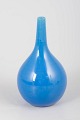Carl-Harry Stålhane for Rörstrand, vase.Elegant flaskeformet vase i stentøj med blank blå ...
