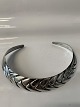 Halsring åben med fletDiameter 13 cm x 11,5 cm