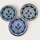 Juelsminde keramik, tallerkner med blomster, 1 grøn, 2 Lilla, 3 gul, 20cm i diameter *Med lidt ...