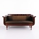 Antik empire sofa fra 1830erne udført i mahogni med drejede ben og brun polstring. Sofaen har et ...