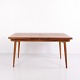 Spisebord designet af Hans J. Wegner og fremstillet hos Andreas Tuck i Danmark. Bordet er udført ...
