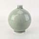 Kuglevase i stentøj med celadonglasur dekoreret med naturmotiv af blomster. Produceret i ...
