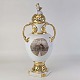 Pokal med låg i hvidt porcelæn med teksten 19. september 1957. Pokalen har motiv af ...