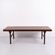 Dansk sofabord i brasiliansk palisander fra 1960erne. Bordet har en aflang bordplade med ...