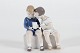 Bing & Grøndahl figur To børn på en bænk nr. 2175 formgjort af Claire WeissDette ...