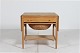 Hans J. Wegner (1914-2007) Sybord model AT 33 af sæbebehandlet massivegetræ m/skuffe og ...