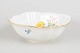 Meissen, stor skål.Stor skål i hvidt porcelæn med håndmalede blomstermotiver, bølget form og ...