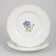 Meissen, sæt med to middagstallerkener.Sæt med to middagstallerkener i hvidt porcelæn med ...