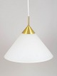 Dansk design pendel i opalglas og messing.Elegant kegleformet pendel udført i hvidt opalglas ...