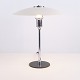 Bordlampe fra Lyfa med hvide metalskærme, forniklet stel og brun ledning med afbryder. Lampen er ...