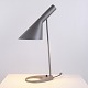 AJ bordlampe designet af Arne Jacobsen i 1957 for Louis Poulsen. Lampen er udført i grålakeret ...