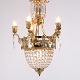 Antik fransk prismelysekrone fra omkring 1890 udført med prismer og dekorative detaljer i ...