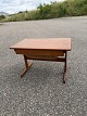 Sybord i teak med flet kurvtilskrevet Kai Kristiansen. Fremstå med brugsspor  Højde 46 cm ...