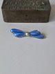 Vintage sløjfebroche i forgyldt sterlingsølv med lyseblå emalje prydet med en perleStemplet HJ ...