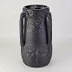 Bordlampe og vase i ét. Vase med tre hanke og tilhørende lampe-indsats i sort terracotta med ...