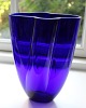 Holmegaard, Gardenia, Høj midnatsblå transparent vase. Designet af Anja Kjær i 1990. Højde 23 ...