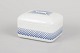 Lyngby/Danild, smørbeholder.Rektangulær smørbeholder i porcelæn med blå rombedekoration. ...