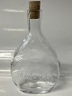 Brændevinsflaske med korkprop og teksten 1842-1967"Brændeviinsflaske for enkeltmand" blev ...