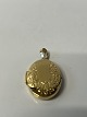 Beautiful medallion pendant in 14 carat gold, with a shiny and patterned surface. Shape: oval ...