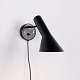 Arne Jacobsen væglampe model V3 for Louis Poulsen i sortlakeret metal. Dansk design med vip- og ...