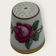 Bing & Grøndahl, Fingerbøl med rose, #4802, Med hul til kæde, 2,5cm høj, 2,2cm i diameter *Pænt ...