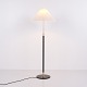 Le Klint 351 gulvlampe designet af Aage Petersen for Le Klint. Lampen er udført med stel i sort ...