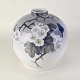 Rund vase i porcelæn med motiv af blå sommerfugl blandt blomstrende grene. Nr. ...
