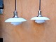 Poul Henningsen, lille PH 2/1 opalglas pendel med sort stofledning.Produceret hos Louis ...