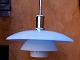 Poul Henningsen, stor PH 4,5/4 opalglas pendel med sort stofledning.Produceret hos Louis ...