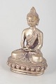 Buddhafigur i forsølvet metal.