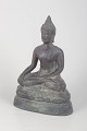 Buddhafigur i bronze.Siddende Buddhafigur udført i patineret bronze med klassisk meditativ ...