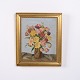Maleri på plade med motiv af blomster arrangeret i en vase. Værket er indrammet i en dekorativ ...