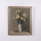 Maleri på lærred med motiv af blomster arrangeret i en vase. Værket er indrammet i en dekorativ ...