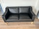 Arkitekttegnet Mogens Hansen MH195 2-personers sofa i sort premium læder med ben i sæbebehandlet ...
