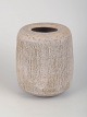 Lucie Rie, stentøjsvase.Cylinderformet stentøjsvase med fint rillet overflade og lys, ...