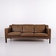 3-personers sofa fremstillet af Stouby i 1960’erne. Sofaen er udført i brunt læder og er et ...