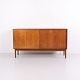 Dansk design skænk fra 1960'erne udført i teak. Skænken er indrettet med skydelåger og har ...