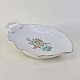 Bladformet fad i porcelæn med hank fra stellet Ofelia.Producent Bing & GrøndahlService i ...