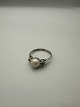 8 Karat guld ring med perle og 2 moissaniteVægt 1.79gDiameter 2cmRing Str. 54Stemplet 333