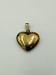 8 Karat Guld Hjerte Vedhæng med Blomst gravering fra Hermann SiersbølVægt 1,64g L. inkl. ...