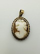 8 Karat Guld Camé VedhængOval udskæring med et kvindehovedmotiv Vægt: 2,65gL:3cm, B: 2,8cm