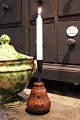 Antik svensk lysestage fra 1700 tallet (dateret 1766) i træ og lysholder i smedejern med en ...